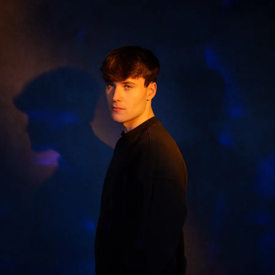 Album portrait in profile, lit in blue