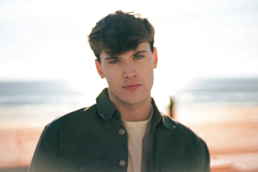 Close portrait, the sea behind him